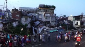VIDEO: Tergerus Arus Sungai, 10 Ruko Roboh
