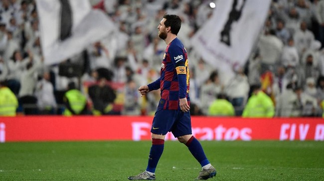 Barcelona's Argentine forward Lionel Messi leaves the pitch at the end of the Spanish League football match between Real Madrid and Barcelona at the Santiago Bernabeu stadium in Madrid on March 1, 2020. (Photo by JAVIER SORIANO / AFP)