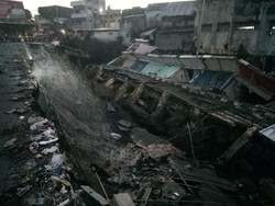 Jalan Tepi Sungai Jompo Jember Amblas, 8 Bangunan Ruko Ambruk