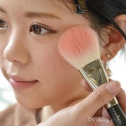 Tampil Dewasa & Natural Dengan Tambahan Blush di Pelipis