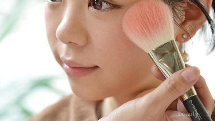 Tampil Dewasa & Natural Dengan Tambahan Blush di Pelipis