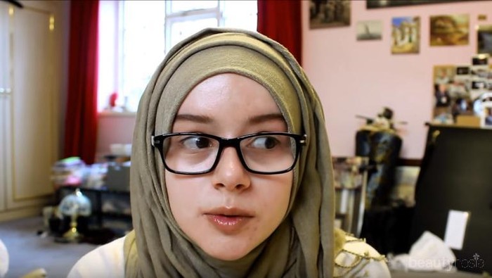 Gaya Hijab Stylish & Nyaman Dengan Kacamata