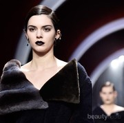 Tampil Memukau dengan Lipstick Hitam ala Kendall Jenner