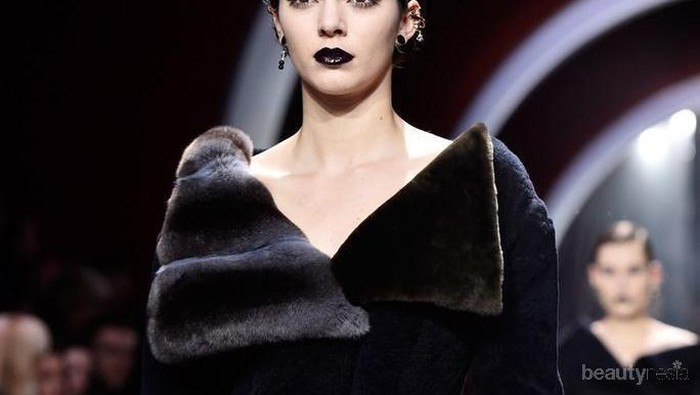 Tampil Memukau dengan Lipstick Hitam ala Kendall Jenner