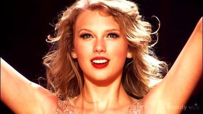 Cerahkan Warna Gigi dengan Lipstick