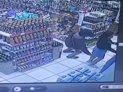Viral Pria Terekam CCTV Julurkan Kamera ke Bawah Rok Wanita di Bandung