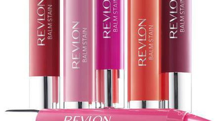 Pakai Lipstick Ini Agar Warna Bibir Tak Gampang Pudar (Bagian 2)