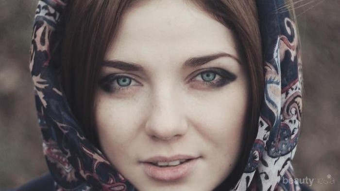 Ingin Lipstik Tahan Lama Saat Lebaran ? Lakukan Hal Sederhana Ini