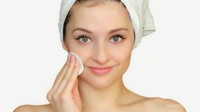 Beragam Cara Bersihkan Wajah dari Makeup