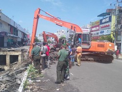 Amblasnya Jalan di Jember hingga Ambrukkan 9 Ruko