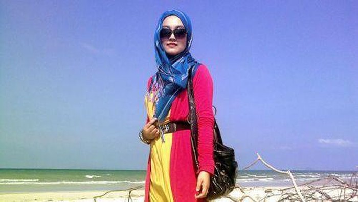 4 Gaya Hijab Photogenic Saat Berlibur ke Pantai