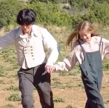 Bikin Iri, V BTS Pegangan Tangan & Joget Seru dengan 'Adik Perempuan'