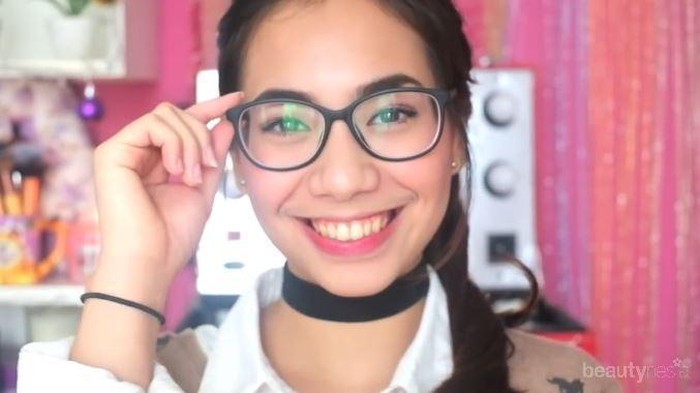 Gaya Makeup Cantik untuk Pengguna Kacamata