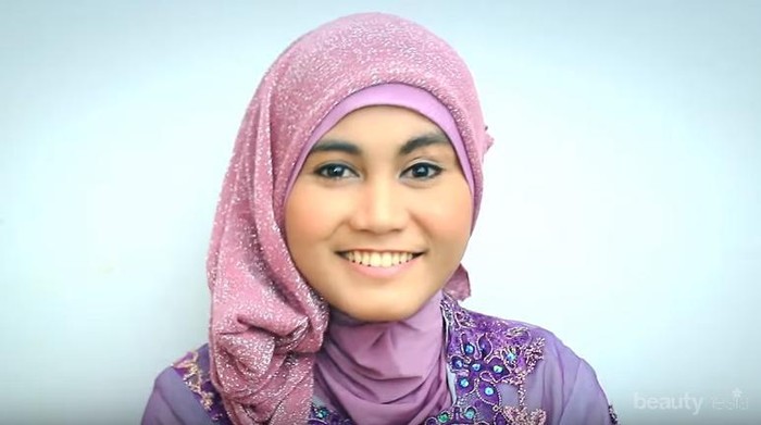Ingin ke Acara Wisuda? Pakai Saja Style Hijab Pashmina Ini