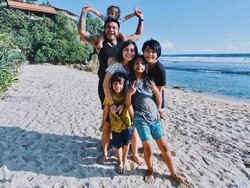 Erix Soekamti Posting Foto Bareng Dua Istri di Hari Ulang Tahun