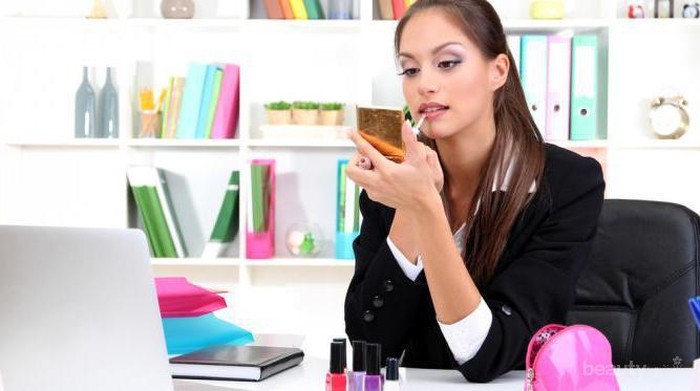 5 Produk Makeup yang Perlu Disimpan di Kantor