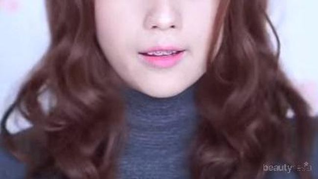 Tampil Cantik Dengan Rambut  Curly  Tebal Ala Gadis Korea