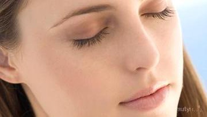 Trik Memakai Eyeshadow Saat Siang Hari