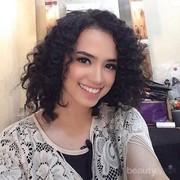 Rahasia Makeup Cantik & Rambut Keriting ala Wizzy