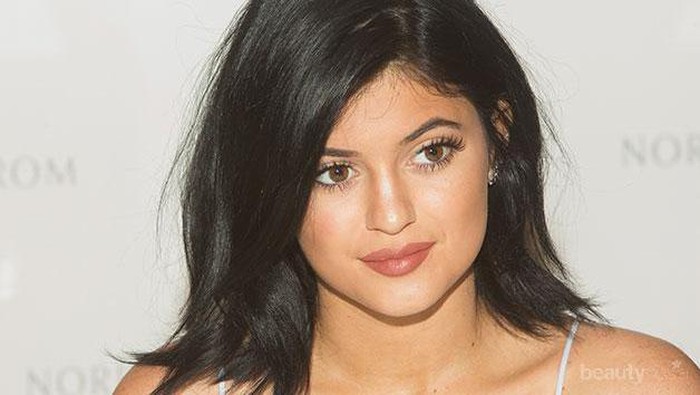 Trik Membentuk Bibir Lebih Tebal & Simetris