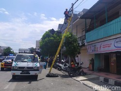PLN Jember Padamkan Aliran Listrik di Komplek Ruko Ambruk