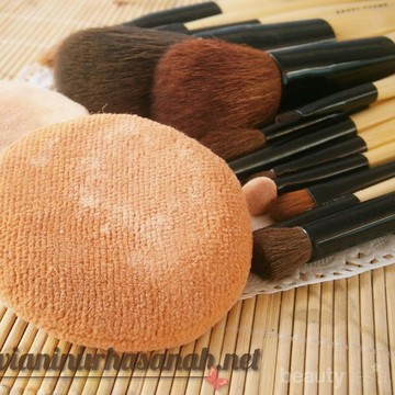 Perbedaan Puff, Spons, & Kuas Makeup