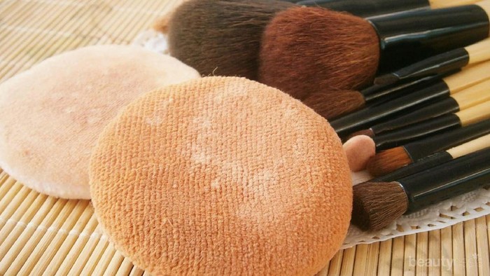 Perbedaan Puff, Spons, & Kuas Makeup
