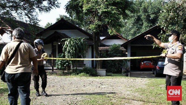 Pantauan CNNIndonesia.com, asisten rumah tangga warga Depok yang positif terinfeksi Covid-19 dijemput menggunakan ambulans..