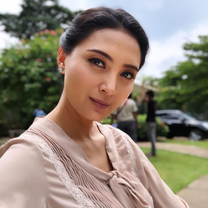 <p>Menginjak usia 40 tahun, Della masih memiliki paras yang cantik dan awet muda lho, Bun. (Foto: Instagram @dellapuspita00)</p>