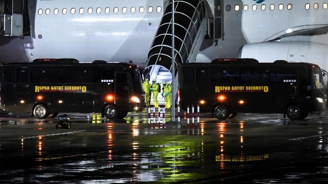 FOTO: Kedatangan WNI Kru Kapal Diamond Princess di Kertajati