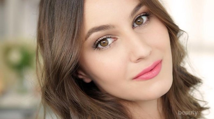 Tips Makeup Natural Saat Pergi ke Kantor