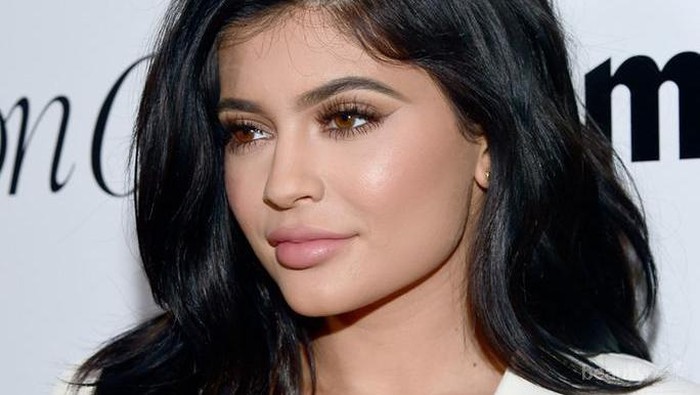 4 Lipstik Matte yang Tidak Membuat Bibir Kering