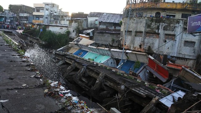 Ruko kosong di Jalan Raya Sultan Agung, Jember, Jawa Timur ambruk. Tidak ada korban jiwa dalam peristiwa ambruknya ruko itu.