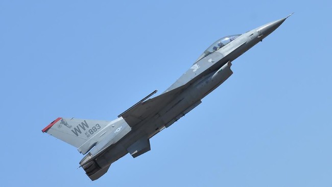 Pihak militer Taiwan menduga pilot yang mengendarai jet tempur F-16 yang hilang mengalami disorientasi spasial.
