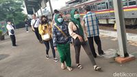 Dilema Menegur Penumpang Batuk Sembarangan di KRL, Takut Tersinggung