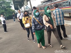 Dilema Menegur Penumpang Batuk Sembarangan di KRL, Takut Tersinggung