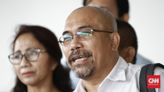 Gubernur DKI Anies Baswedan disebut inkonsisten dan melempar tanggung jawab kepada bawahan karena membatalkan pengadaan toa yang sempat ia promosikan.
