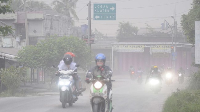 Hujan abu menyelimuti sejumlah desa di Kecamatan Tamansari, Kabupaten Boyolali, dan Boyolali kota imbas awan panas erupsi Gunung Merapi.