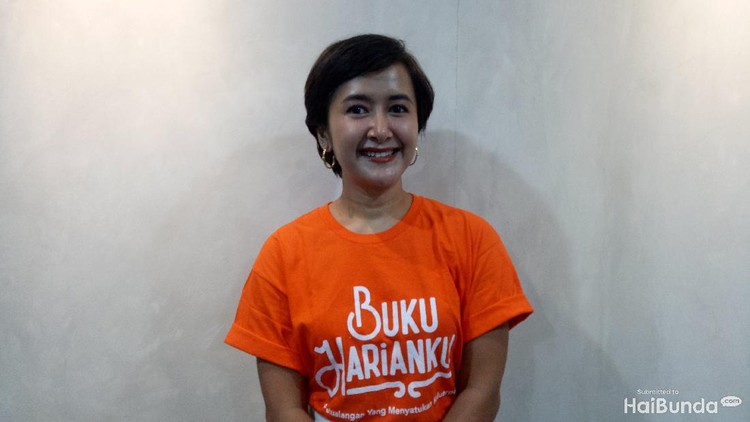 Widi Mulia punya cara ampuh untuk mencegah penyebaran virus Corona ke anak-anaknya, Bun. Ia berusaha enggak panik dalam menghadapi hal ini.