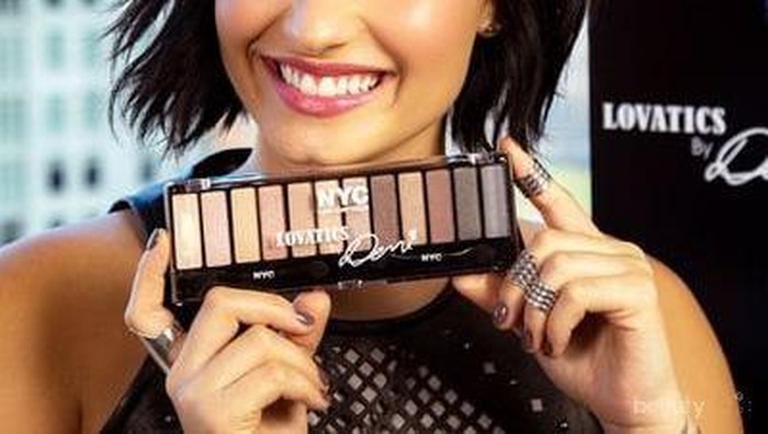 Line Makeup Pertama Dari Demi Lovato