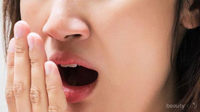 Bersihkan Lidah untuk Mencegah Bau Napas Tidak Sedap