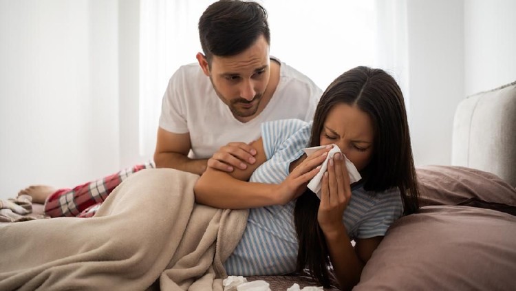 Ada kalanya hasrat bercinta tak terbendung, meski flu menyerang. Ini posisi seks yang disarankan agar pasangan tak mudah tertular penyakit yang Bunda alami.