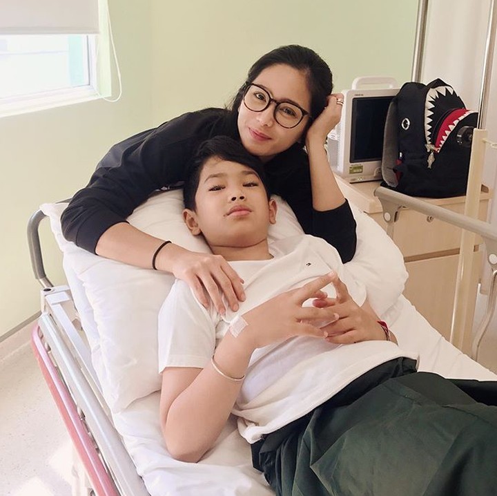 <p>Sekilas, Bunga dan Karan kayak anak kembar ya, he-he. (Foto: Instagram@bungazainal05)</p>