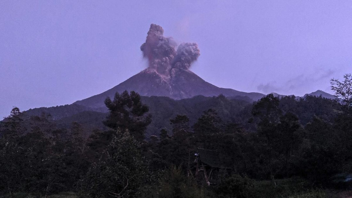 FOTO: Hujan Abu Merapi, Tinggi Kolom Abu Erupsi 6.000 Meter