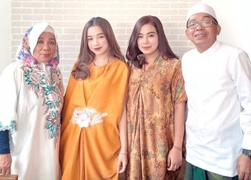Sweet Potret Kompak Jarwo Kwat Bersama Istri Dan 2 Putri Cantiknya Foto 5