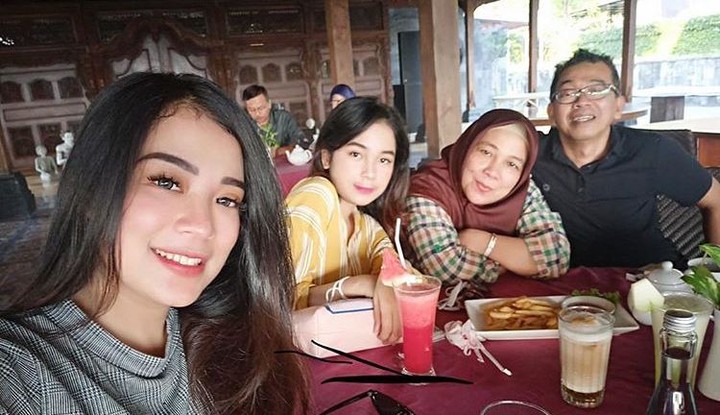 Sweet! Potret Kompak Jarwo Kwat Bersama Istri dan 2 Putri Cantiknya