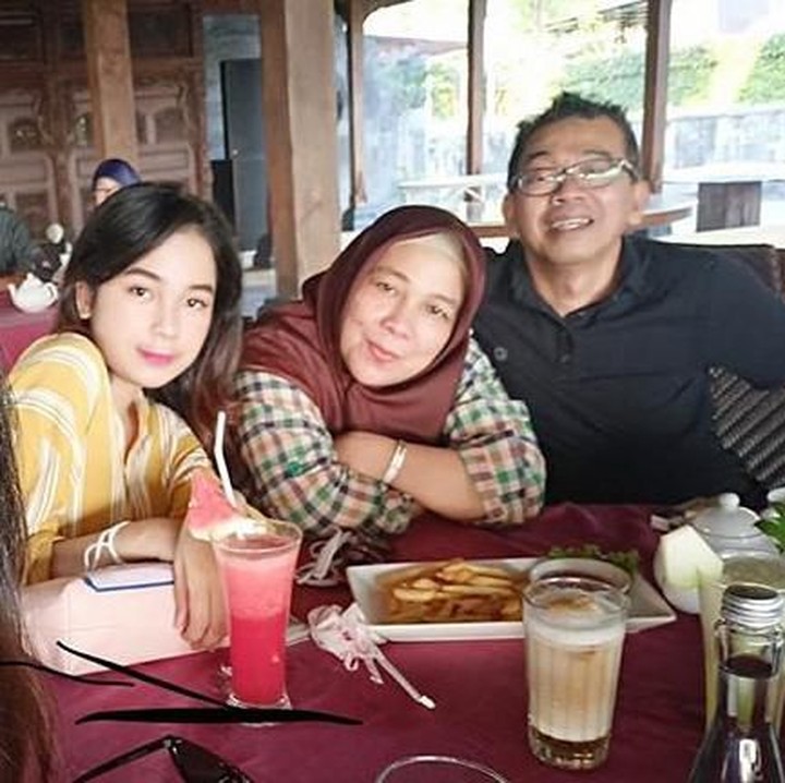 <p>Harmonis dan rukun selalu ya Pak Karwo dan keluarga. (Foto: Instagram: @anjanyrw) </p>