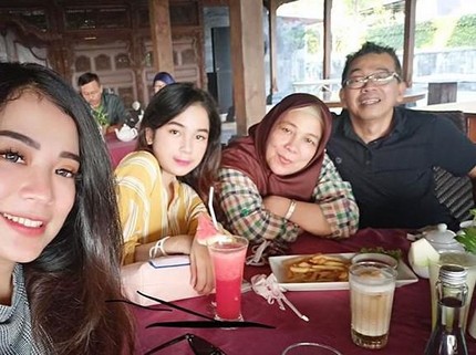 Sweet! Potret Kompak Jarwo Kwat Bersama Istri dan 2 Putri Cantiknya