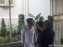 Video Masuk Istana Kepresidenan Kini Harus Cek Suhu Tubuh