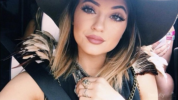 Tips Aplikasi Lipstik Nude dari Kylie Jenner